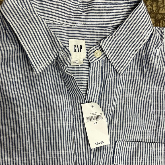 Gap collard quarter button shirt, can be worn as maternity shirt too. - Picture 2 of 3